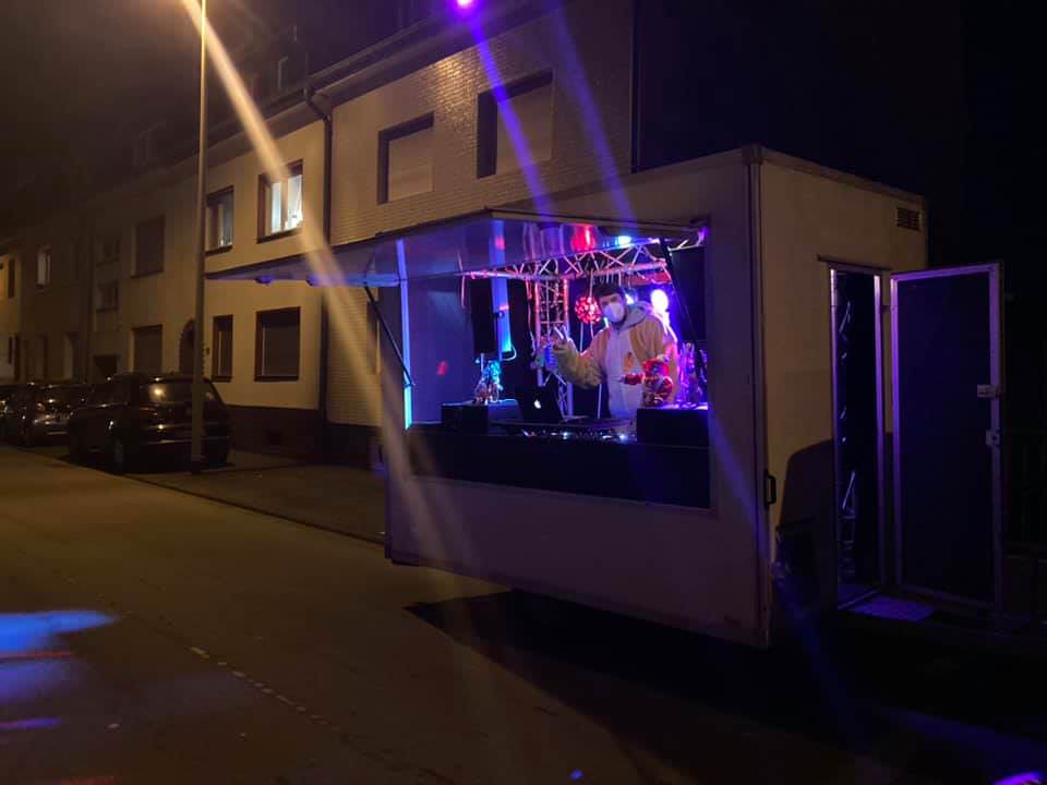 DJ Mobil Anhänger mit geöffneter Bühne, Ton- und Lichttechnik